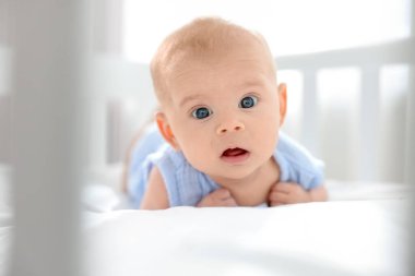 Şirin Bebek beşiğinde evde yalan