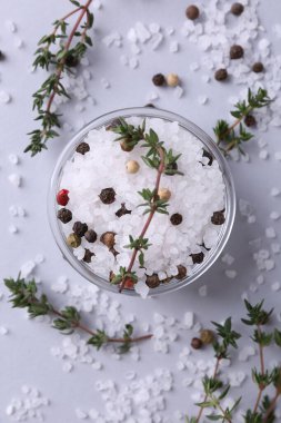 Biber taneli tuz ve kraker tabakta, ışık masasında, düz yerde.