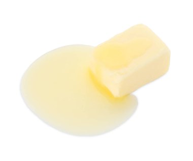 Eriyen tereyağı parçası beyaza izole edilmiş.