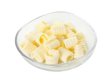 Lezzetli tereyağı bukleleri beyaz kasede izole edilmiş.