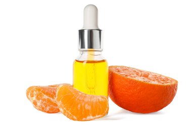 Aromatik mandalina yağı şişede ve narenciye meyvesi beyaza izole edilmiş.
