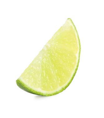 Beyaza izole edilmiş taze yeşil limon dilimi.