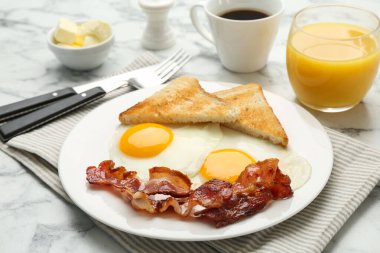 Güneşli tarafı olan nefis bir kahvaltı. Beyaz mermer masada servis edilen yumurtalar. Yakın plan.