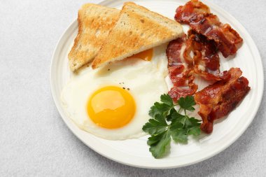 Güneşli kenarlı nefis bir kahvaltı Işık masasında yumurta, yakın plan