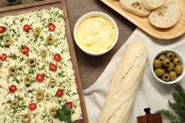 Taze doğal tereyağı tahtası zeytin, biber ve ekmek ahşap masada, düz yatıyordu.