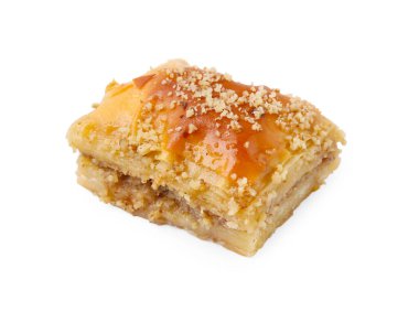 Doğu tatlıları. Lezzetli bir baklava parçası beyaza izole edilmiş.
