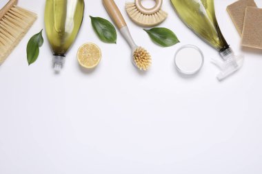 Beyaz arka planda farklı temizlik malzemeleriyle düz kompozisyon