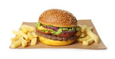 Lezzetli köfteli hamburger ve beyaz üzerine izole edilmiş patates kızartması.