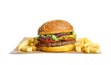 Lezzetli köfteli hamburger ve beyaz üzerine izole edilmiş patates kızartması.