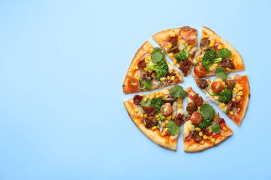 Mantarlı, sebzeli ve açık mavi arka planda maydanozlu lezzetli vejetaryen pizza. Metin için boşluk