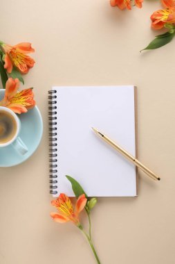 Konuk listesi. Not defteri, kalem, kahve ve bej masadaki güzel çiçekler. Metin için boşluk