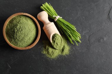 Buğday tozu ve gri desenli masa üzerinde taze lahanalar düz yerde. Metin için boşluk