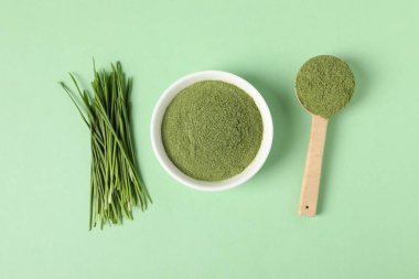 Buğday tozu ve taze lahanalar yeşil masada, düz yerde.