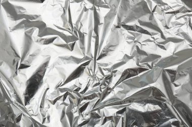 Arkaplan olarak buruşmuş gümüş folyo, üst görünüm