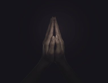 Karanlıkta dua eden Hristiyan kadın, yaklaş. İnanç