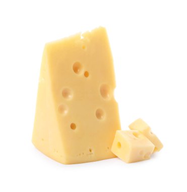 Beyaz üzerinde izole taze lezzetli peynir kesme