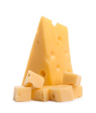Beyaz üzerinde izole taze lezzetli peynir kesme