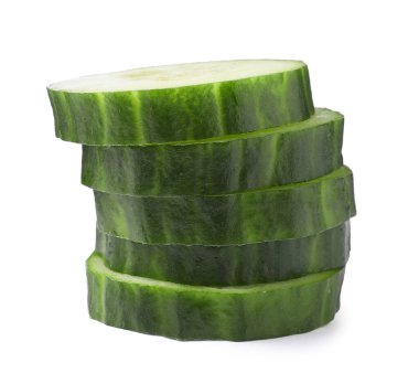 Beyazın üzerinde taze kesilmiş salatalık yığını.