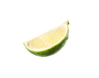 Citrus meyvesi. Dilimlenmiş taze limon beyaza izole edilmiş.