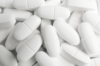 Arkaplan olarak beyaz vitamin kapsülleri, üst görünüm