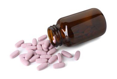Dağınık vitamin hapları ve beyaz üzerine izole edilmiş şişe.