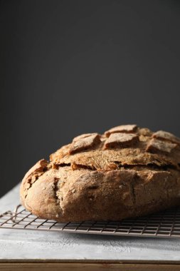 Gri masada taze pişmiş ekşi ekmek. Metin için boşluk