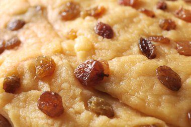 Kuru üzümlü ev yapımı hamur, yakın plan.