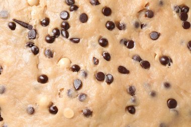 Arkaplan olarak çikolata parçalı çiğ hamur, üst görünüm