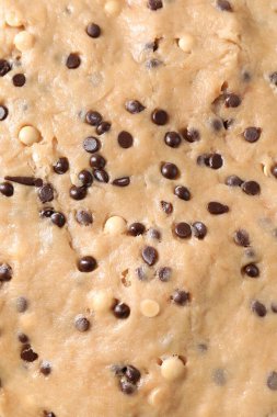 Arkaplan olarak çikolata parçalı çiğ hamur, üst görünüm