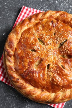 Gri masada nefis ev yapımı turta, üst manzara.