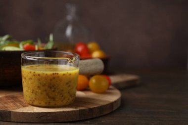 Ahşap masa üzerinde lezzetli sirke sosu (Vinaigrette), yakın plan. Metin için boşluk
