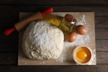 Çiğ hamur, merdane ve malzemeler ahşap masa, üst manzara