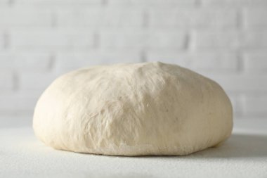 Işık masasında taze çiğ hamur.