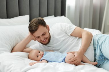 Babası sevimli bebeğiyle evde yatıyordu.