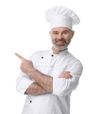 Üniformalı mutlu aşçı beyaz arkaplanı işaret ediyor.