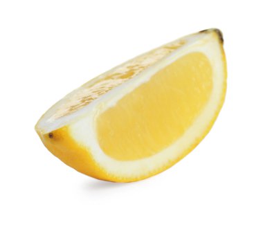 Beyaza izole edilmiş taze limon parçası.