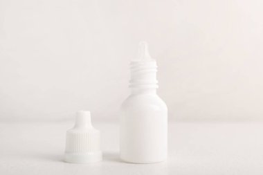 Beyaz arka planda bir şişe tıbbi damla