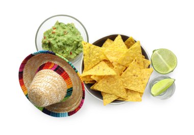 Meksika sombrero şapkası, limonlu tekila, cips cipsi ve beyaz tencerelerde avokado sosu.