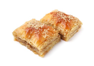 Doğu tatlıları. Lezzetli baklava parçaları beyaza izole edilmiş.