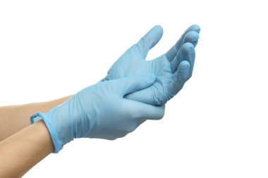 Doktor beyaz arka planda açık mavi tıbbi eldiven giyiyor, yakın plan.