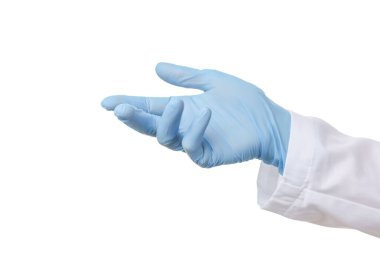 Doktor beyaz arka planda açık mavi tıbbi eldiven giyiyor, yakın plan.
