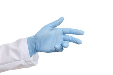 Doktor beyaz arka planda açık mavi tıbbi eldiven giyiyor, yakın plan.