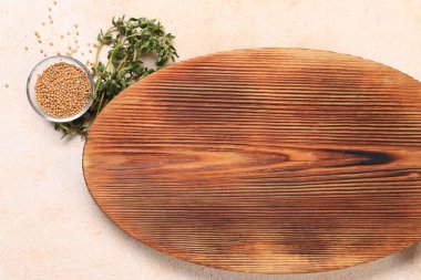 Tahta kesme tahtası, kuru hardal ve kekik renkli masa, düz yatak. Metin için boşluk