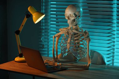 Bekleme konsepti İnsan iskeleti ahşap masada oturuyor.