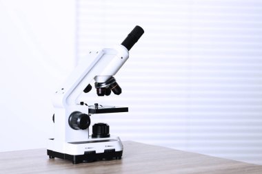 Ahşap masada modern mikroskop. Metin için boşluk