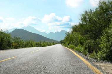 Dağlarda boş asfalt yol. Resimli manzara.