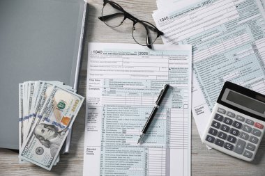 Maaş bordrosu. Tahta masanın üzerinde vergi iadesi formları bulunan düz kompozisyon