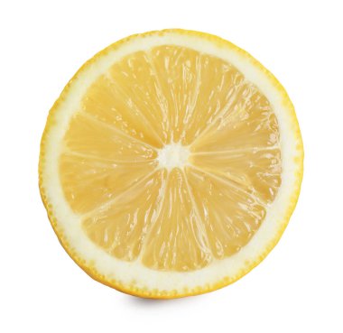 Taze limonun yarısı beyaza izole edilmiş.