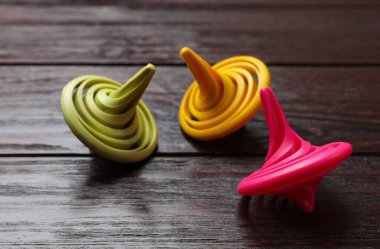 Tahta masanın üzerinde dönen parlak tepeler, yakın plan