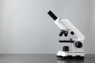 Gri tabloda modern mikroskop, metin için boşluk